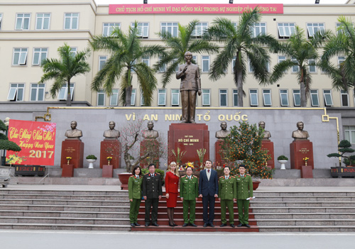 Đoàn thăm quan và chụp ảnh lưu niệm tại Khu tượng đài Chủ tịch Hồ Chí Minh và các cố Bộ trưởng Bộ Nội vụ, Bộ Công an qua các thời kỳ